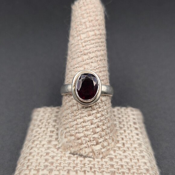 Jewelry - Size 9 Sterling Silver Oval Very Deep Dark Garnet Gem Band Ring A6113